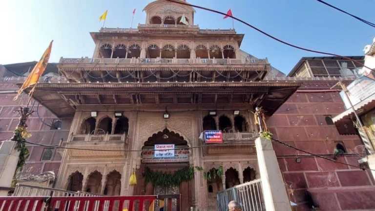 बांके बिहारी मंदिर कॉरिडोर परियोजना को लेकर प्रस्तावित तोड़फोड़ पर दायर जनहित याचिका पर इलाहाबाद हाईकोर्ट ने यूपी सरकार से मांगा जवाब