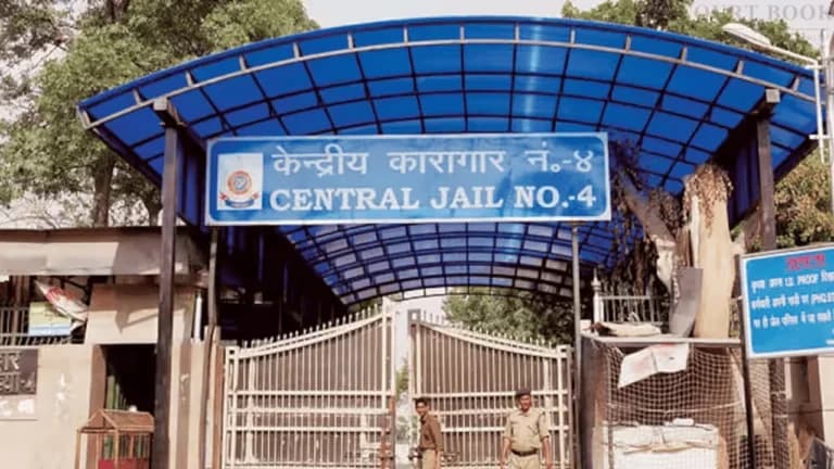 दिल्ली उच्च न्यायालय ने तिहाड़ जेल अधिकारी पर जुर्माना बहाल किया, कैदी की गवाही के आधार पर कदाचार मामले में न्यायाधिकरण के आदेश को रद्द किया